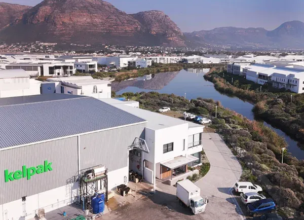 Planta de producción de Kelpak al pie de montañas