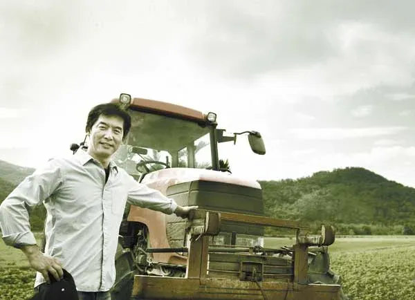 Productor junto a un tractor